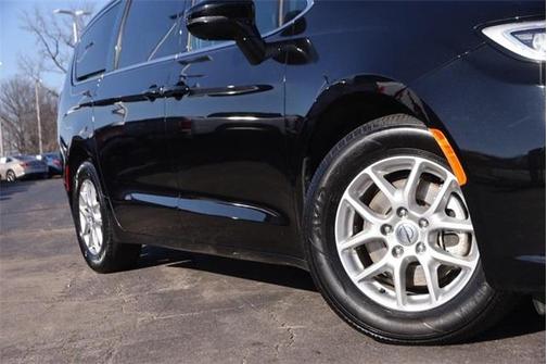 2025 Chrysler Pacifica Select