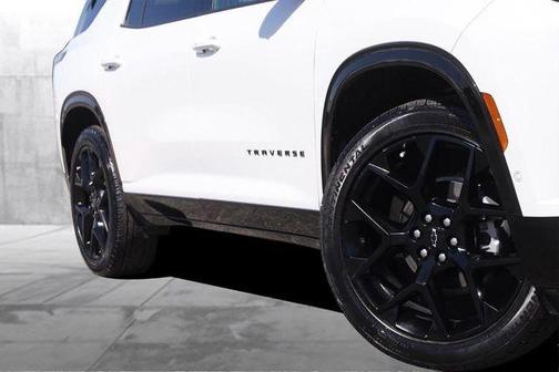 Iridescent Pearl Tricoat 2024 Chevrolet Traverse RS