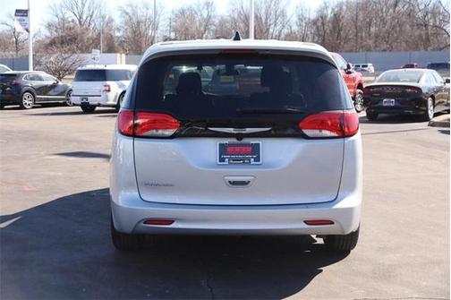 2022 Chrysler Voyager LX