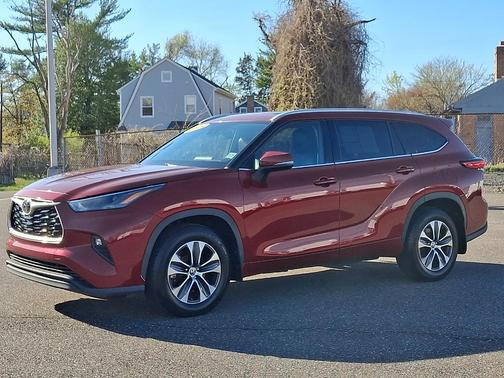 Maroon 2022 Toyota Highlander XLE