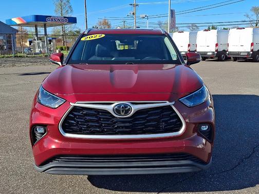 Maroon 2022 Toyota Highlander XLE