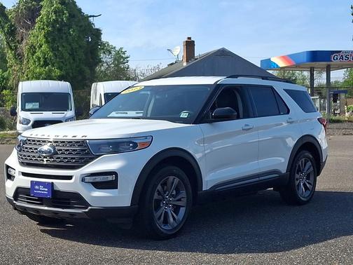 White Metallic 2023 Ford Explorer XLT