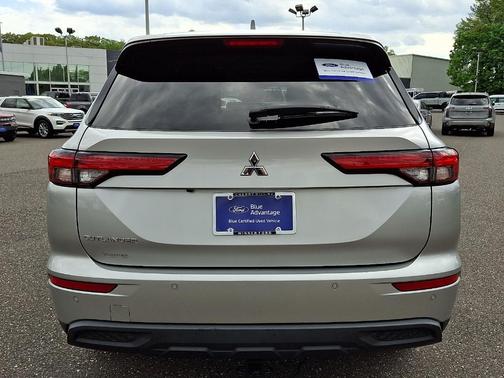 Silver 2022 Mitsubishi Outlander ES