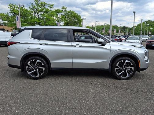 Silver 2022 Mitsubishi Outlander ES