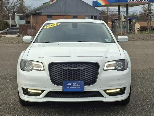 2023 Chrysler 300 Touring L