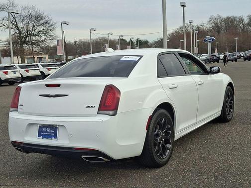 2023 Chrysler 300 Touring L