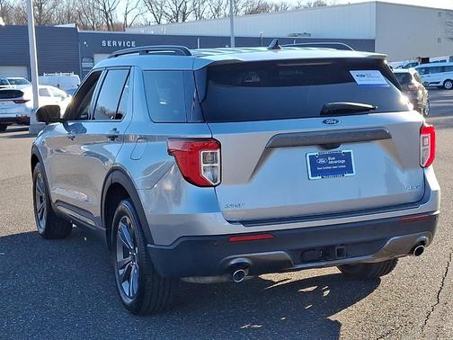 Iconic Silver Metallic 2022 Ford Explorer XLT