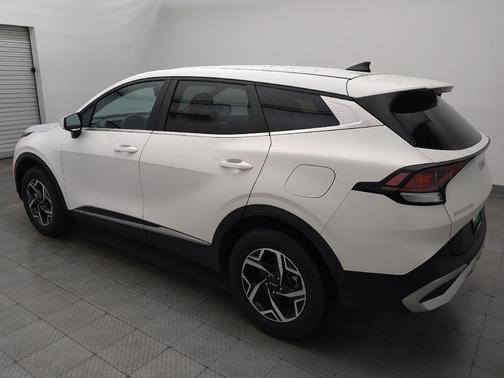 White 2023 Kia Sportage LX