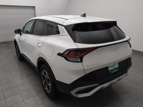White 2023 Kia Sportage LX