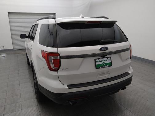 White 2018 Ford Explorer XLT