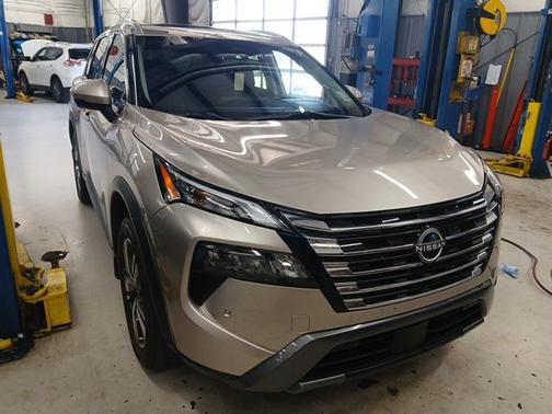 Champagne Silve 2024 Nissan Rogue SL