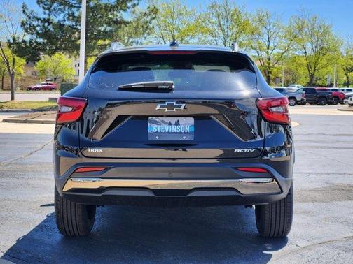 Mosaic Black Metallic 2026 Chevrolet Trax ACTIV