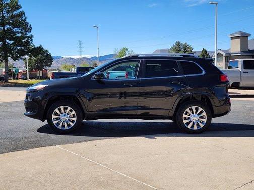 Brilliant Black Crystal Pearlcoat 2016 Jeep Cherokee Overland