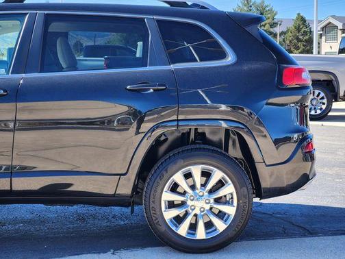 Brilliant Black Crystal Pearlcoat 2016 Jeep Cherokee Overland
