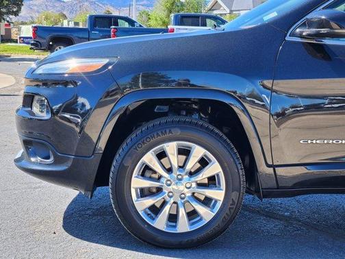 Brilliant Black Crystal Pearlcoat 2016 Jeep Cherokee Overland