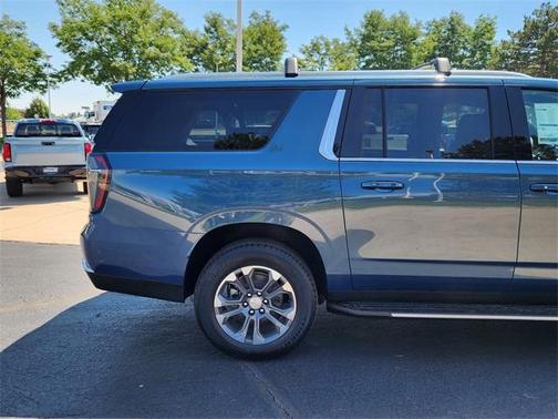2025 Chevrolet Suburban LT