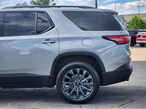 Sterling Gray Metallic 2024 Chevrolet Traverse Limited RS