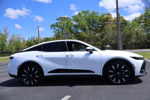 Black/Oxygen White 2024 Toyota Crown Platinum