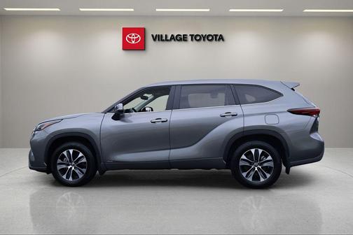 Gray 2025 Toyota Highlander Hybrid XLE