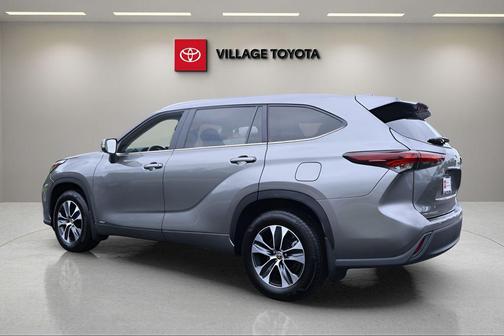Gray 2025 Toyota Highlander Hybrid XLE