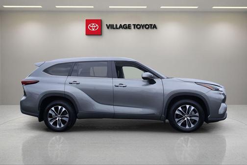 Gray 2025 Toyota Highlander Hybrid XLE