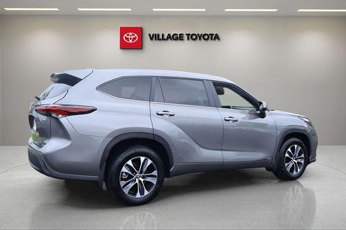 Gray 2025 Toyota Highlander Hybrid XLE
