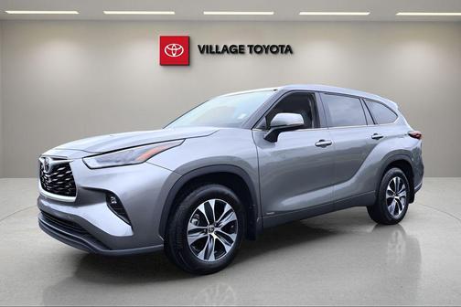 Gray 2025 Toyota Highlander Hybrid XLE