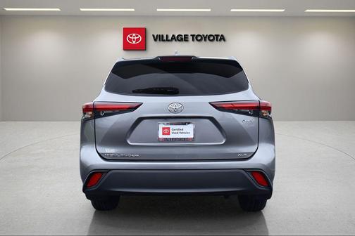Gray 2025 Toyota Highlander Hybrid XLE