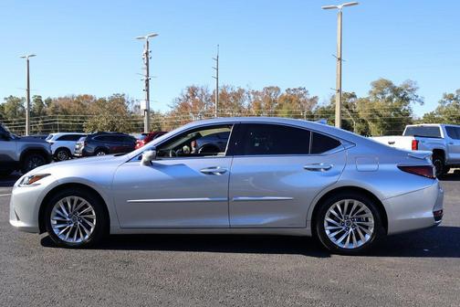 2022 Lexus ES 300h Luxury