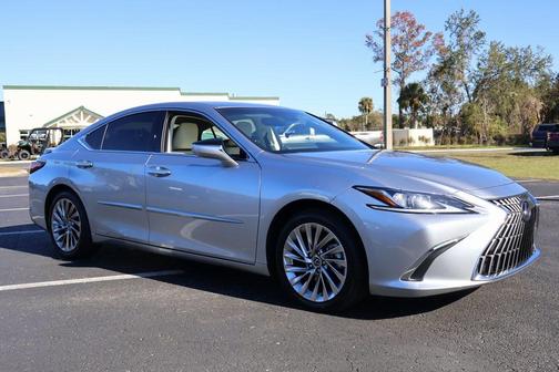 2022 Lexus ES 300h Luxury