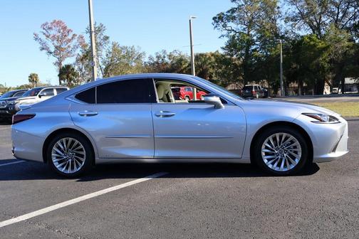 2022 Lexus ES 300h Luxury