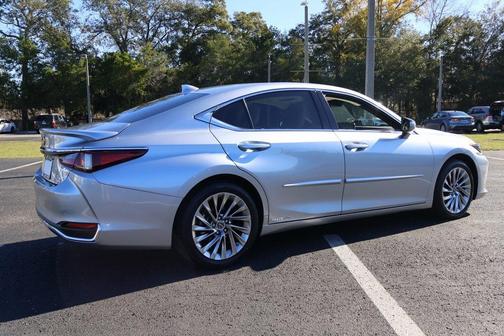 2022 Lexus ES 300h Luxury