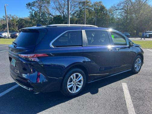 2022 Toyota Sienna Limited