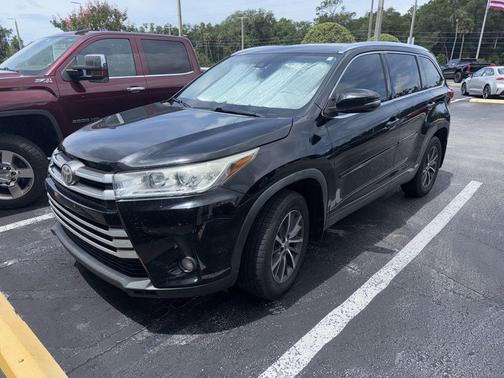 Midnight Black Metallic 2019 Toyota Highlander XLE