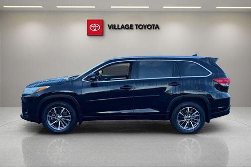 Midnight Black Metallic 2017 Toyota Highlander XLE