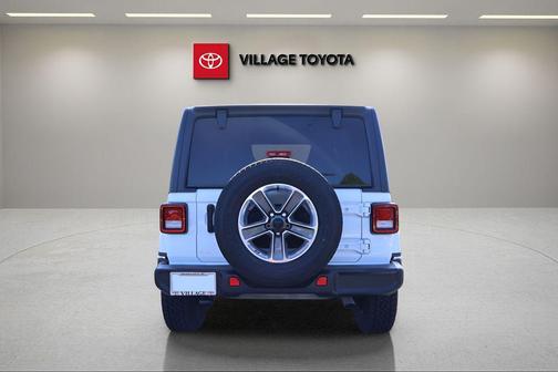 Bright White Clearcoat 2021 Jeep Wrangler Unlimited Sahara