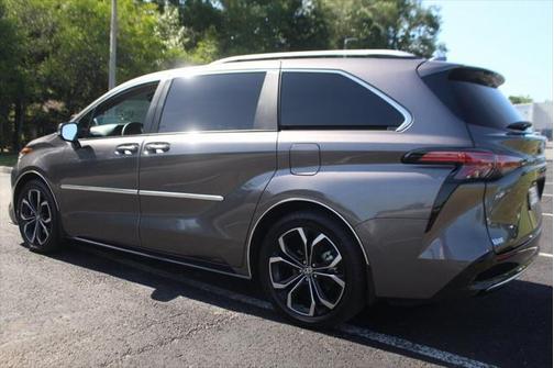 2024 Toyota Sienna Platinum 7 Passenger