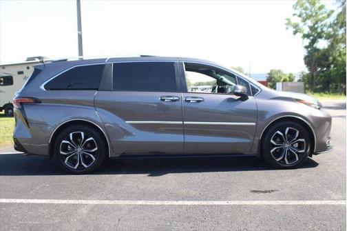 2024 Toyota Sienna Platinum 7 Passenger