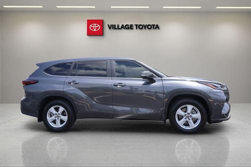 Magnetic Gray Metallic 2025 Toyota Highlander LE