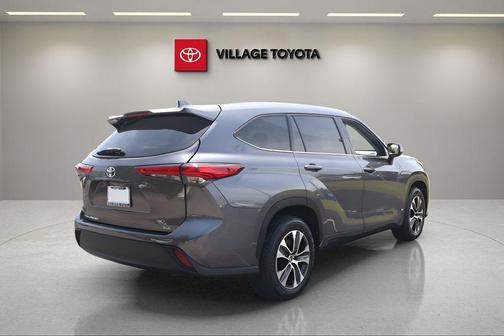 Magnetic Gray Metallic 2021 Toyota Highlander XLE