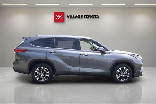 Magnetic Gray Metallic 2021 Toyota Highlander XLE
