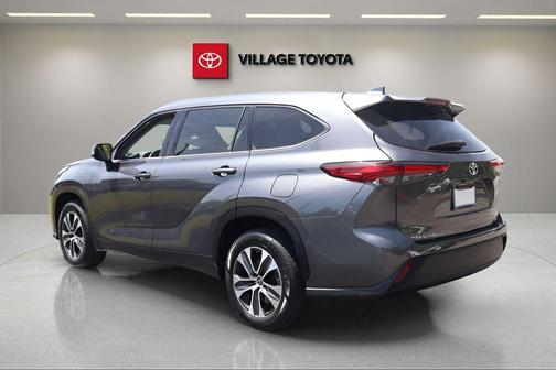 Magnetic Gray Metallic 2021 Toyota Highlander XLE