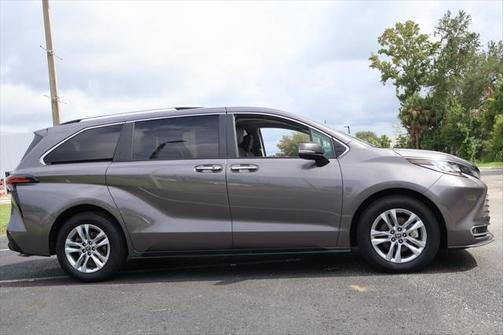 2022 Toyota Sienna Limited 7-Passenger