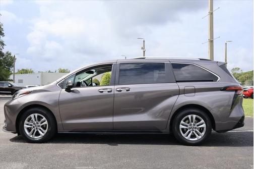 2022 Toyota Sienna Limited 7-Passenger