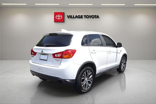 Diamond White Pearl 2017 Mitsubishi Outlander Sport 2.0 LE