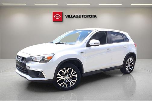 Diamond White Pearl 2017 Mitsubishi Outlander Sport 2.0 LE