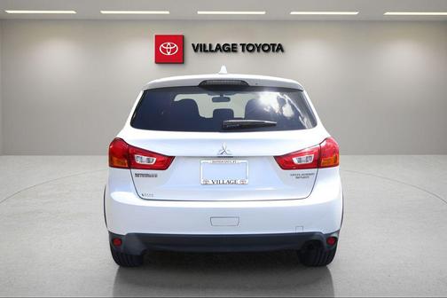 Diamond White Pearl 2017 Mitsubishi Outlander Sport 2.0 LE
