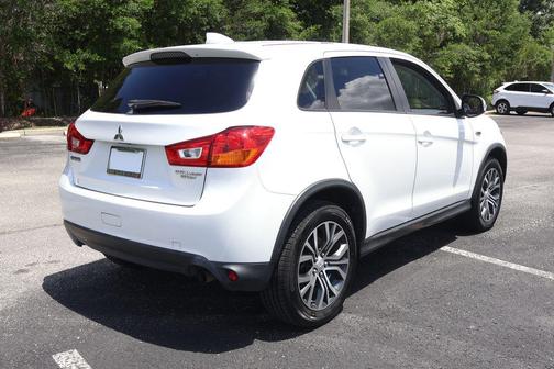 Diamond White Pearl 2017 Mitsubishi Outlander Sport 2.0 LE