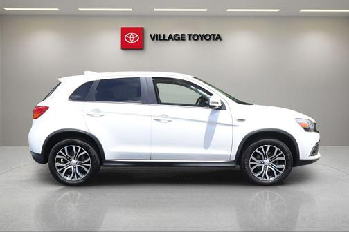 Diamond White Pearl 2017 Mitsubishi Outlander Sport 2.0 LE