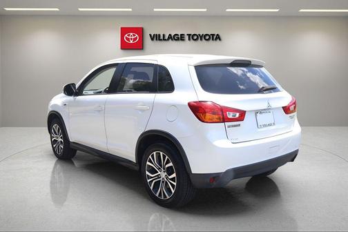 Diamond White Pearl 2017 Mitsubishi Outlander Sport 2.0 LE